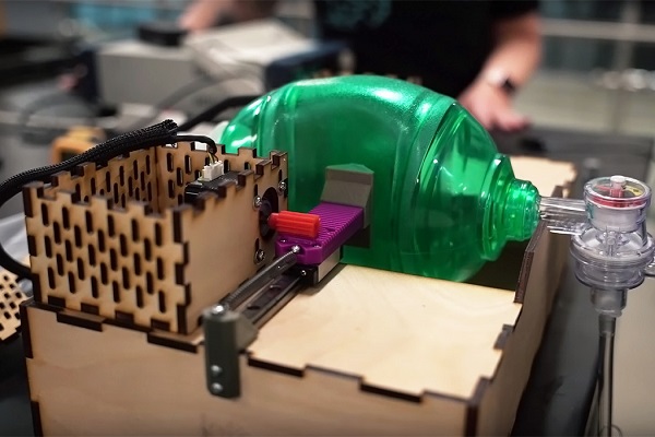 Máy thở ApolloBVM có thể tinh chỉnh vừa vặn luồng không khí đến phổi.